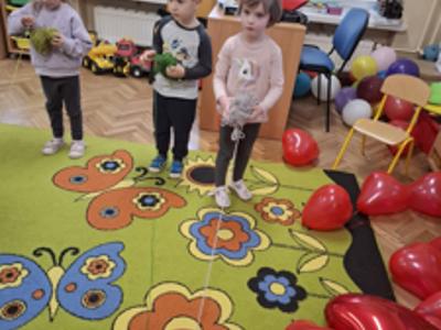 Grupa dzieci podczas zajęć
