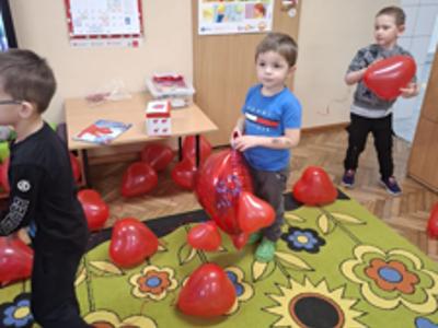 Grupa dzieci podczas zajęć