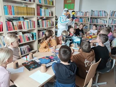 Grupa dzieci podczas zajęć