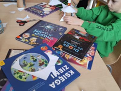 Stół z przedmiotami potrzebnymi do zajęć 