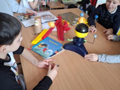 Grupa dzieci podczas zajęć