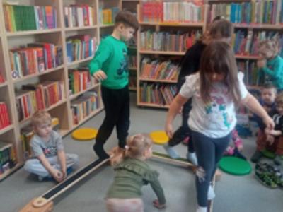 Grupa dzieci podczas zajęć