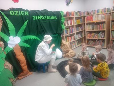 Grupa dzieci podczas zajęć