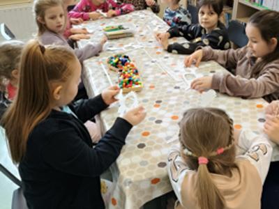Grupa dzieci podczas zajęć