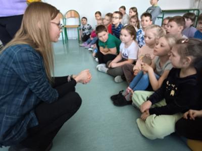 Opiekunka psa Precla z dziećmi