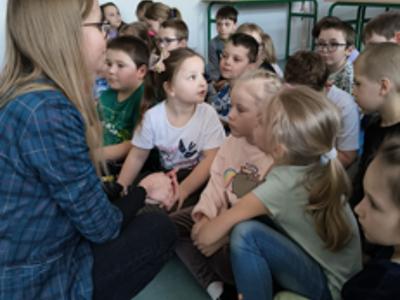 Opiekunka psa Precla z dziećmi