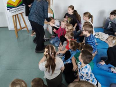 Opiekunka psa Precla z dziećmi