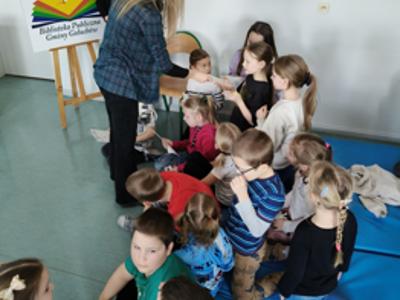 Opiekunka psa Precla z dziećmi