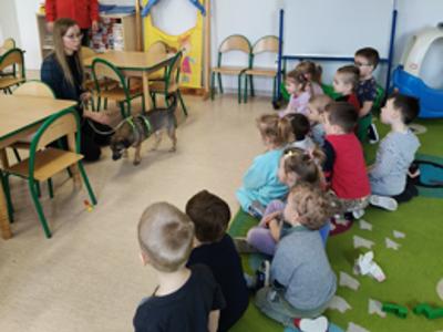 Pies Precel z dziećmi