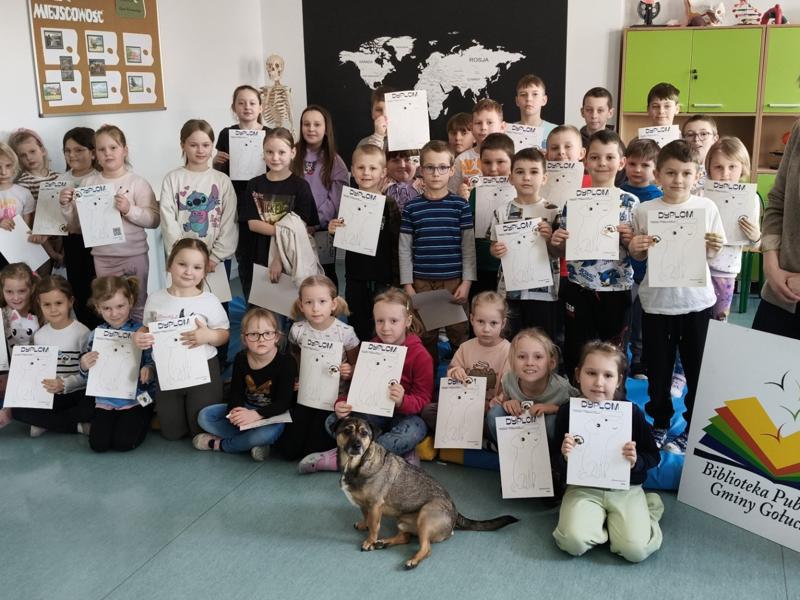 Pies Precel z dziećmi i prowadzącymi