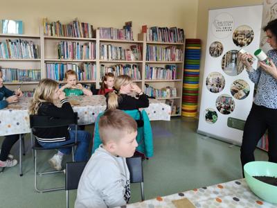 Prowadząca i uczestnicy warsztatów tworzenia bomb kwietnych
