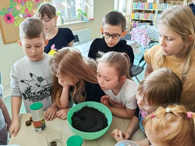 Uczestnicy warsztatów tworzenia bomb kwietnych