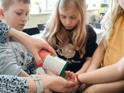 Uczestnicy warsztatów tworzenia bomb kwietnych