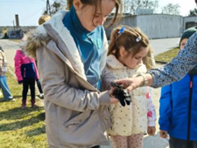 Prowadząca i uczestnicy warsztatów tworzenia bomb kwietnych