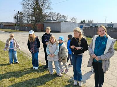 Uczestnicy warsztatów tworzenia bomb kwietnych