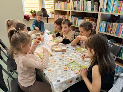 Grupa dzieci podczas zajęć - Gołuchów