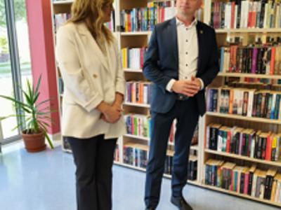 Od lewej: dyrektor Monika Sobczak-Waliś ; wójt Tomasz Pawlak.