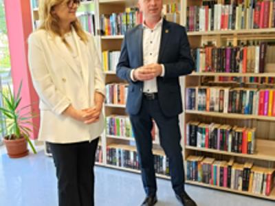 Od lewej: dyrektor Monika Sobczak-Waliś ; wójt Tomasz Pawlak.