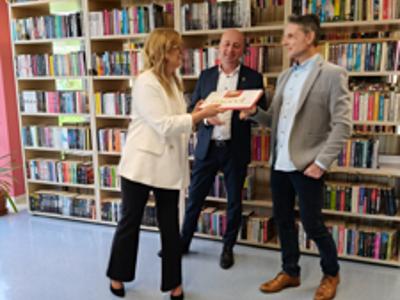 Od lewej: dyrektor Monika Sobczak-Waliś ; wójt Tomasz Pawlak ; skarbnik gminy Gołuchów.