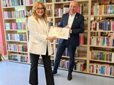 Od lewej: dyrektor Monika Sobczak-Waliś ; wójt Tomasz Pawlak.