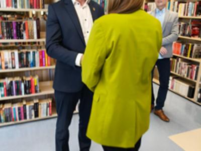 Wręczenie róż z okazji dnia Bibliotekarza