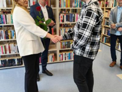 Wręczenie róż z okazji dnia Bibliotekarza