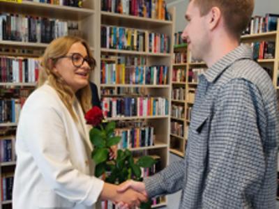 Wręczenie róż z okazji dnia Bibliotekarza