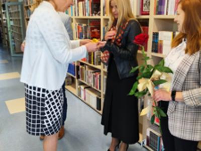 Wręczenie przedstawicielom gminy małego upominków wykonanych podczas zajęć bibliotecznych