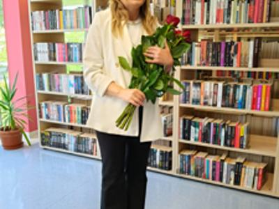 Dyrektor Monika Sobczak-Waliś  z bukietem kwiatów