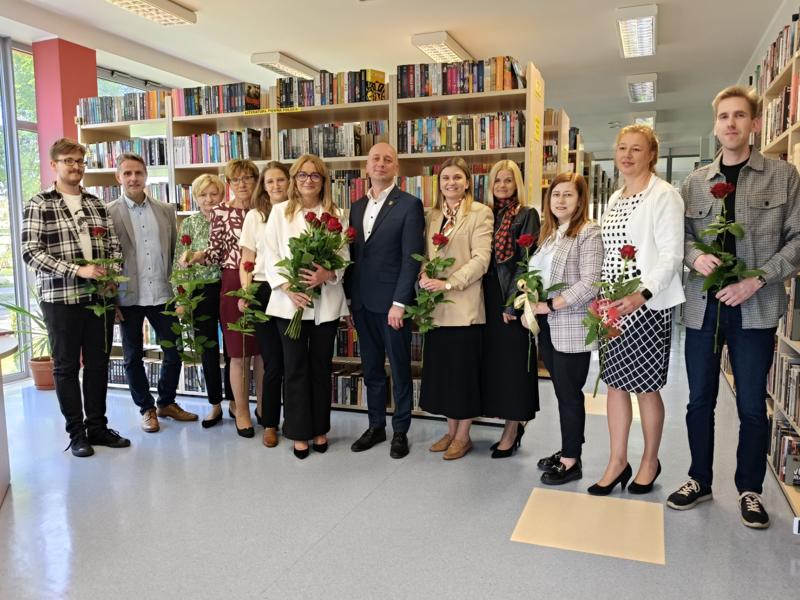 Zdjęcie pracowników biblioteki z reprezentantami gminy Gołuchów