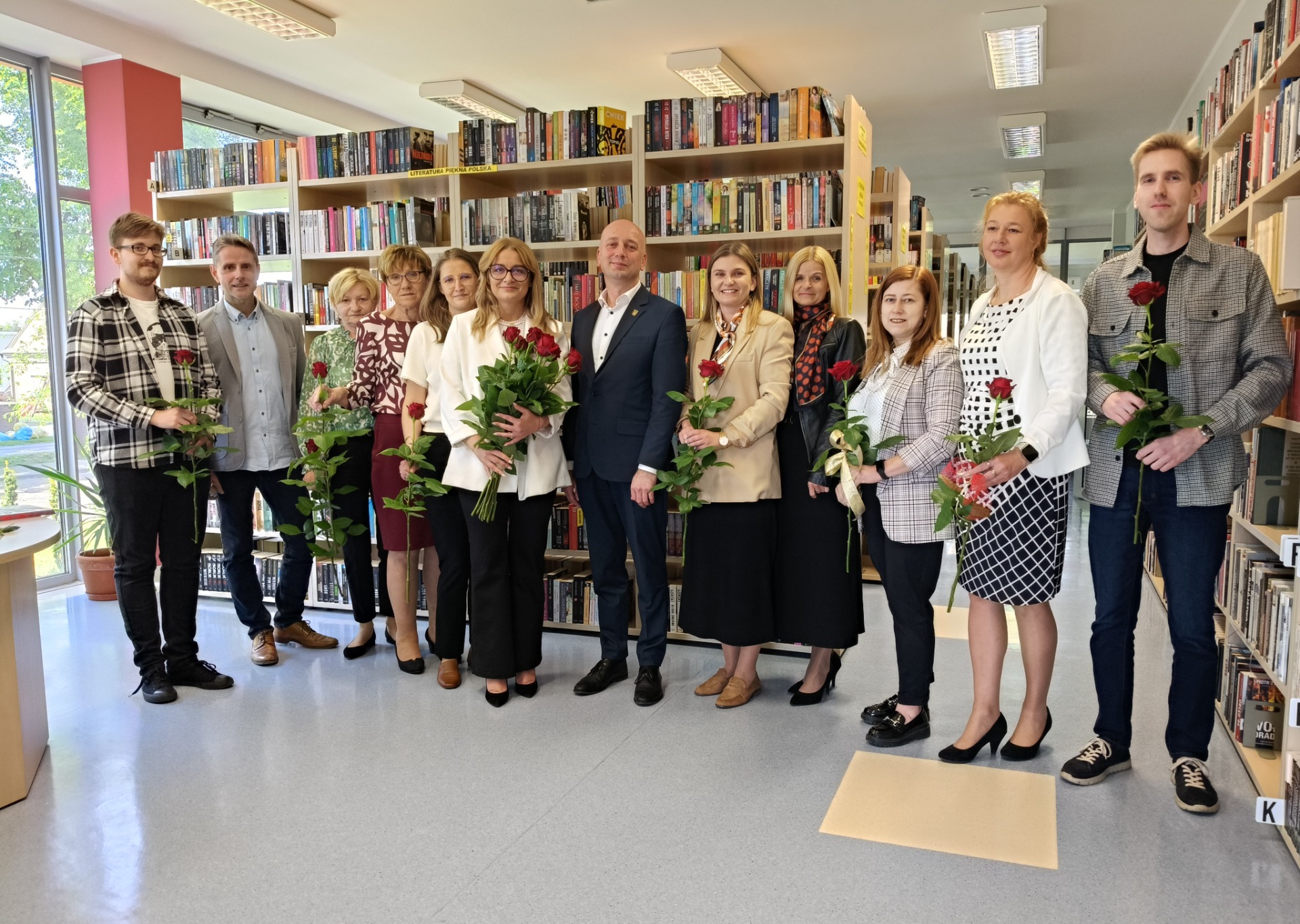 Zdjęcie pracowników biblioteki z reprezentantami gminy Gołuchów