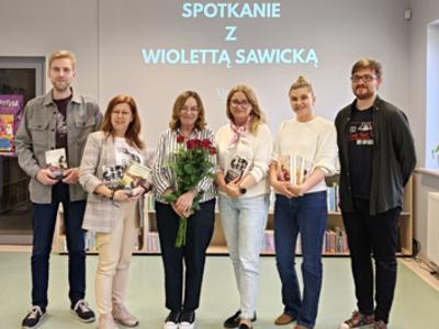 Wioletta Sawicka, dyrektor Monika Sobczak-Waliś oraz bibliotekarze