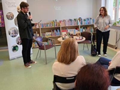 Prowadzący i WIoletta Sawicka