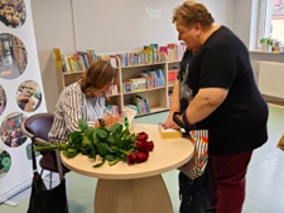 Wioletta Sawicka podczas podpisywania książek i rozmów z czytelnikami