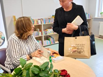Wioletta Sawicka podczas podpisywania książek i rozmów z czytelnikami