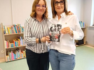 Wioletta Sawicka podczas podpisywania książek i rozmów z czytelnikami