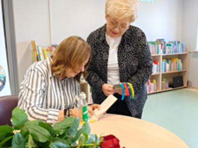 Wioletta Sawicka podczas podpisywania książek i rozmów z czytelnikami