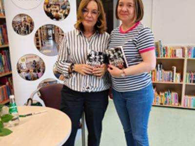 Wioletta Sawicka podczas podpisywania książek i rozmów z czytelnikami