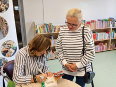 Wioletta Sawicka podczas podpisywania książek i rozmów z czytelnikami