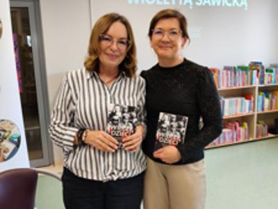 Wioletta Sawicka podczas podpisywania książek i rozmów z czytelnikami