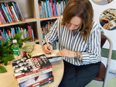 Wioletta Sawicka podczas podpisywania książek i rozmów z czytelnikami