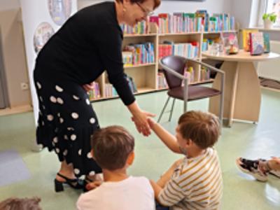 XXIV Ogólnopolski Tydzień Czytania Dzieciom. Dzień 1 - Czytający witający się z dziećmi
