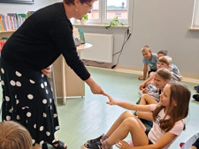 XXIV Ogólnopolski Tydzień Czytania Dzieciom. Dzień 1 - Czytający witający się z dziećmi