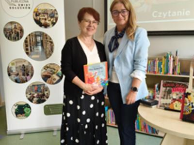 XXIV Ogólnopolski Tydzień Czytania Dzieciom. Dzień 1 - Czytający i dyrektor Monika Sobczak-Waliś
