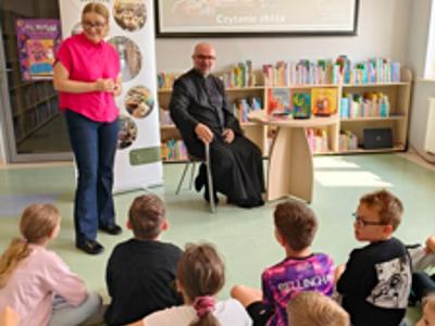 XXIV Ogólnopolski Tydzień Czytania Dzieciom. Dzień 2 - Czytający, dyrektor Monika Sobczak-Waliś i dzieci