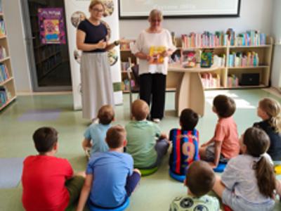 XXIV Ogólnopolski Tydzień Czytania Dzieciom. Dzień 3 - Czytający, dyrektor Monika Sobczak-Waliś i dzieci