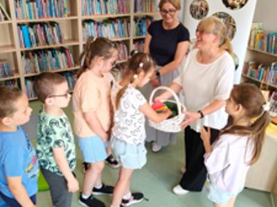 XXIV Ogólnopolski Tydzień Czytania Dzieciom. Dzień 3 - Czytający, dyrektor Monika Sobczak-Waliś i dzieci
