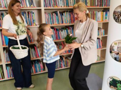 XXIV Ogólnopolski Tydzień Czytania Dzieciom. Dzień 4 - Czytający, bibliotekarka i dzieci