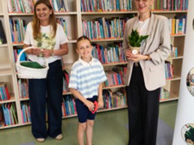 XXIV Ogólnopolski Tydzień Czytania Dzieciom. Dzień 4 - Czytający, bibliotekarka i dzieci