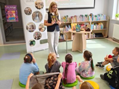 XXIV Ogólnopolski Tydzień Czytania Dzieciom. Dzień 5 - Dyrektor Monika Sobczak-Waliś i dzieci